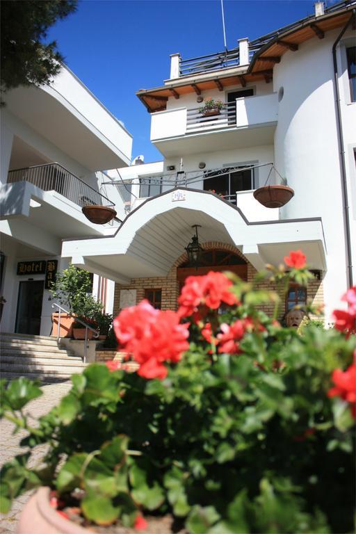 Hotel Ristorante La Bilancia Loreto Aprutino Exterior photo