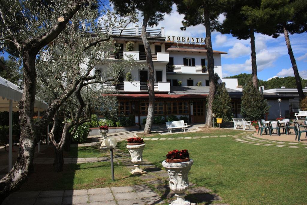Hotel Ristorante La Bilancia Loreto Aprutino Exterior photo